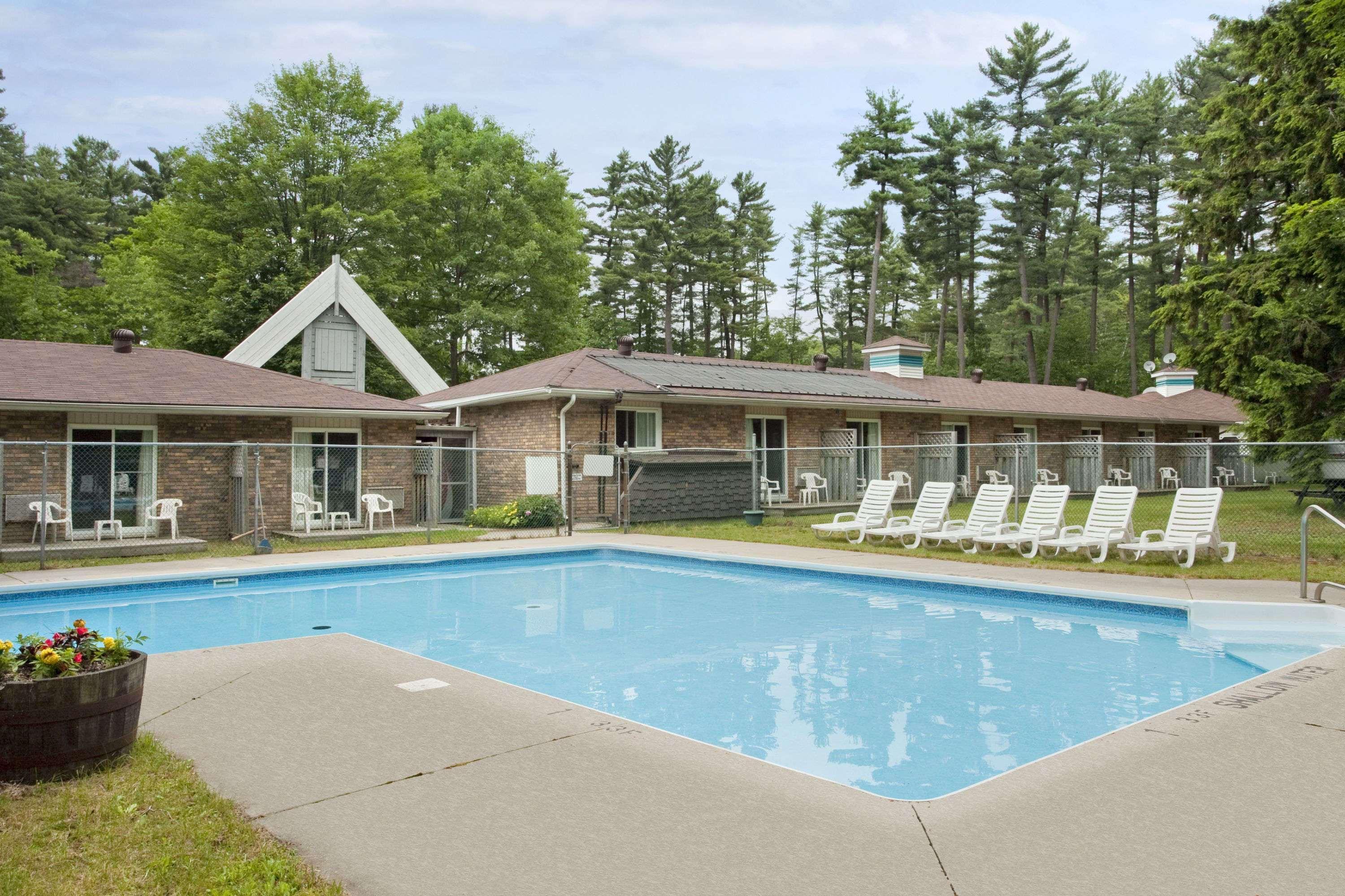Travelodge By Wyndham Bracebridge Εξωτερικό φωτογραφία